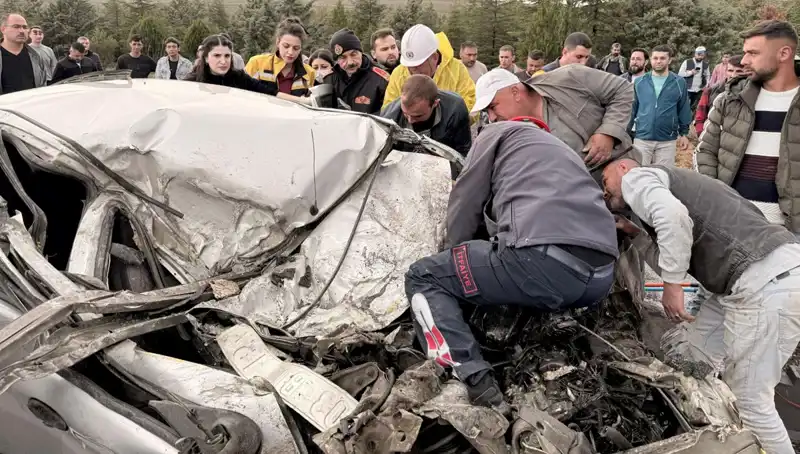 TIR ile Çarpışan Araç Kağıt Gibi Ezildi: Kaza Anının Detayları