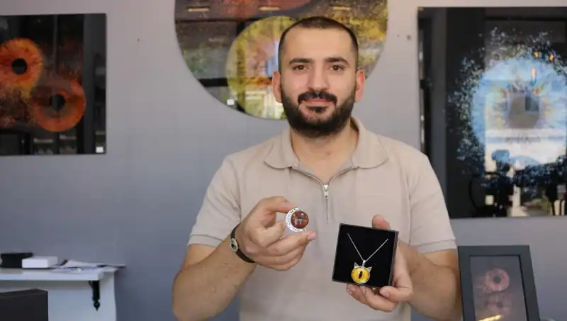 Çektiği İris Fotoğraflarını Takı ve Tabloya Dönüştürüyor: Sanat ve Bilim Buluşması
