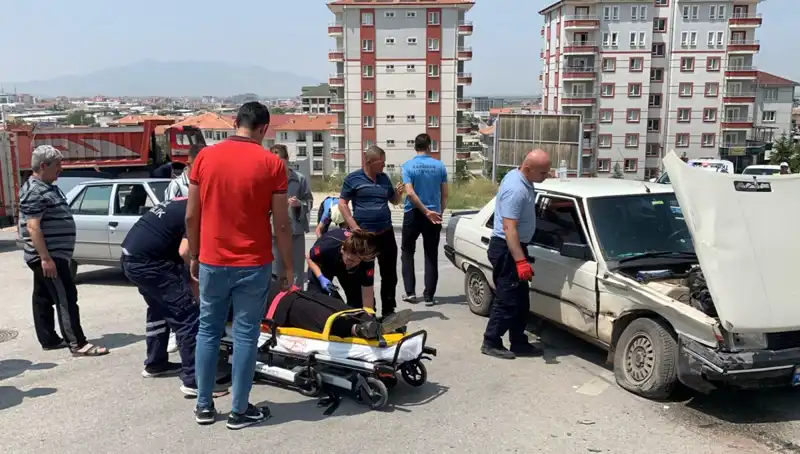 Kavşakta Meydana Gelen Kaza: İki Kişi Yaralandı, Dikkat Edin!