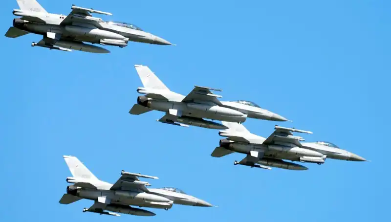 ABD, Ukraynalı Pilotlar için 310 Milyon Dolarlık F-16 Eğitimi Veriyor