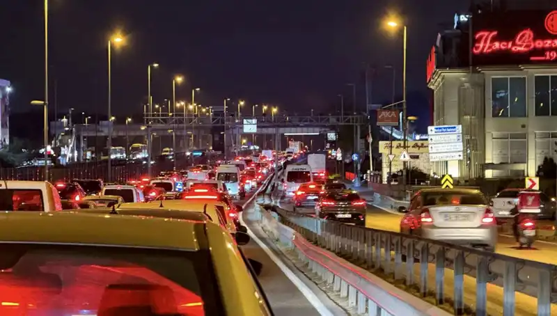 Yenibosna Metrobüs Yaya Üst Geçidi’nde Yenilikler: Çalışmalar Başladı!