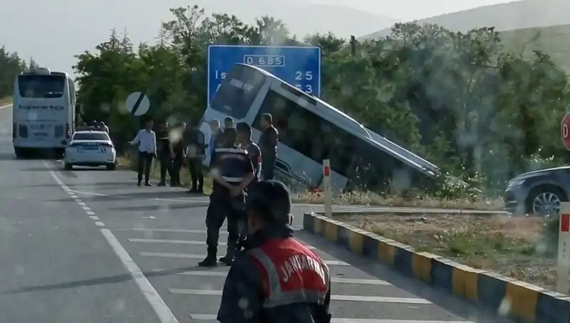 Isparta'da Feci Kaza: Tur Otobüsü Yolcu Otobüsüyle Çarpıştı, Yaralılar Hastaneye Kaldırıldı