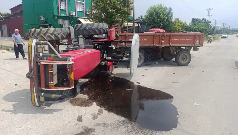 Otomobille Çarpışan Traktör Devrildi: İki Kişi Yaralandı