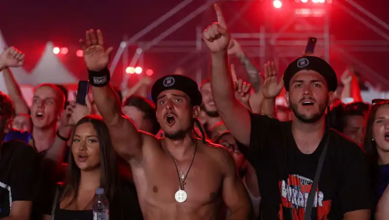 Thompson Konserinde Yaşanan Şok: Nazi Selamı Skandalı Alevlendi!