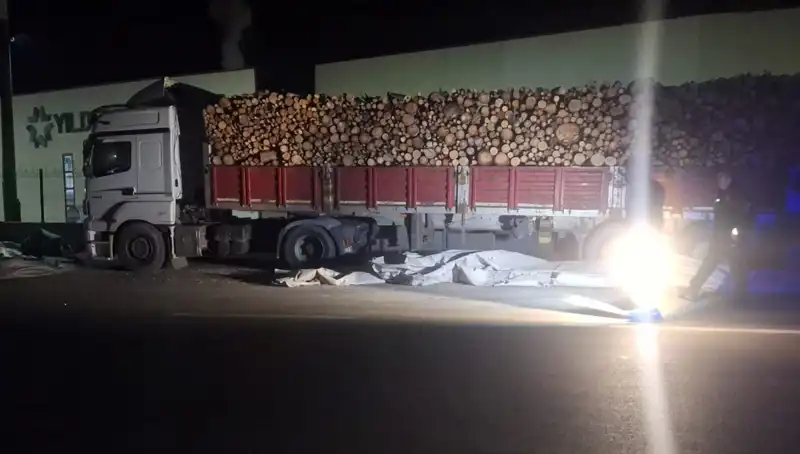 Brandayı Toplayan TIR Sürücüsüne Komik Bir Kaza: Otomobil Çarptı!