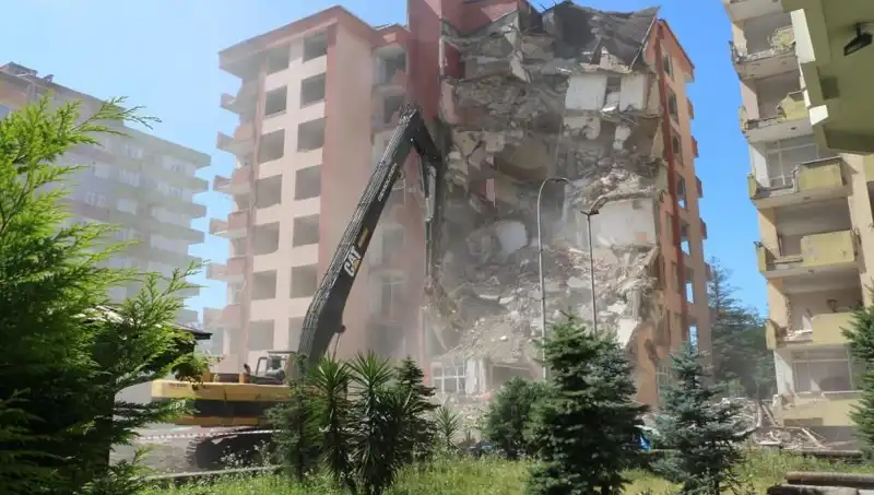 Deprem Değil, Dalgalar: İki Yüksek Binanın Çöküşü Başladı!