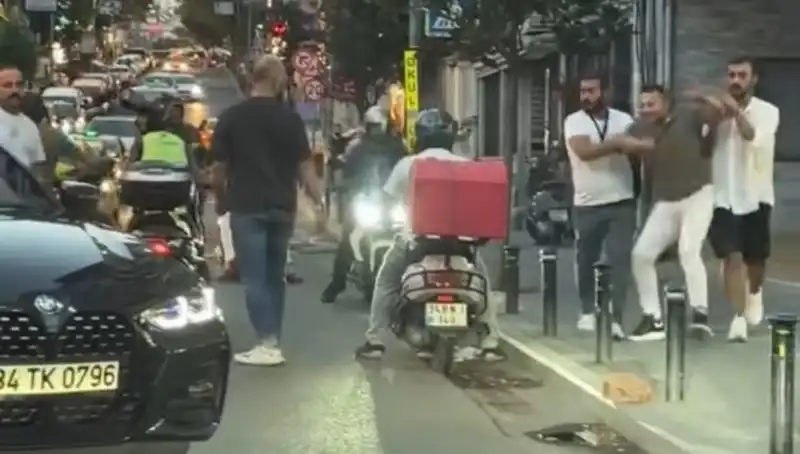 Nişantaşı'nda Kadına Sopa İle Saldırı: Yol Verme Kavgası Büyüdü!