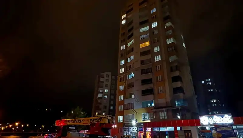 Apartmanın Çatısına Düşen Yıldırım, Mahalleyi Korku İçine Sürdü