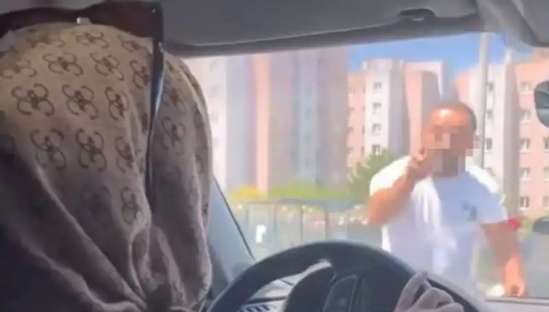 Trafikte Dehşet: Önünü Kesen Sürücü Olayı Şok Etti