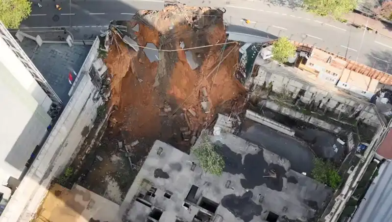 Sarıyer'de Şok: Cadde Çöktü, Trafiğe Kapatıldı!