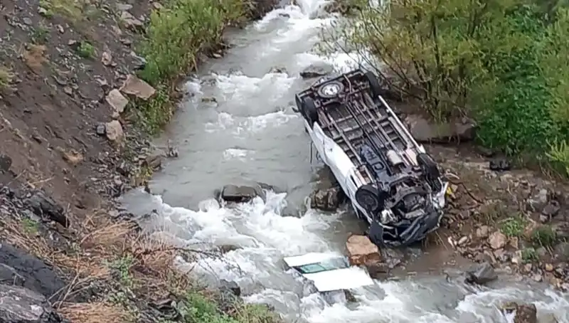 Hakkari'de Minibüs Devrildi: Derede Can Pazarı Yaşandı, İki Kişi Hayatını Kaybetti!