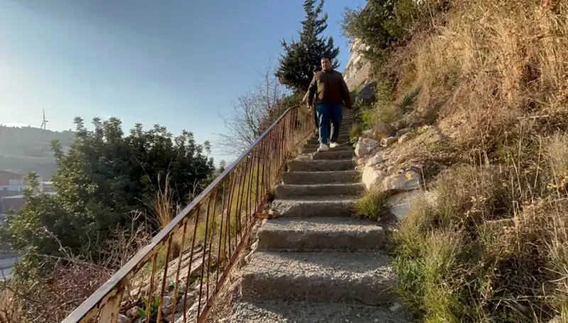 Uçurumun Kenarındaki Zorlu Yaşam: 107 Basamaklı Merdiven