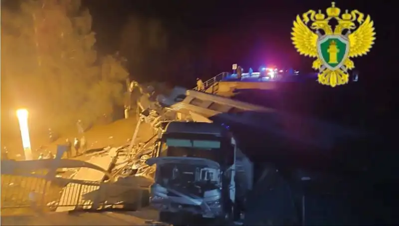 Rusya'da Acı Kaza: Tren Üzerine Çöken Köprüde Can Kaybı ve Yaralılar