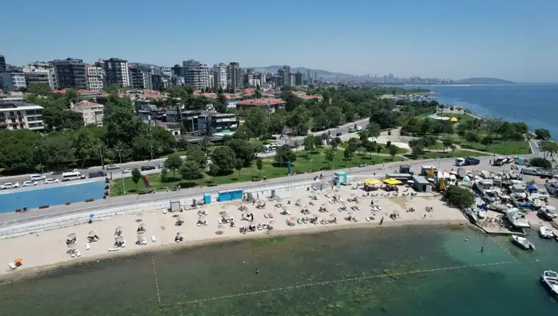İstanbul’da Sıcak Havalar Herkesin Caddebostan’a Akın Etmesine Neden Oldu