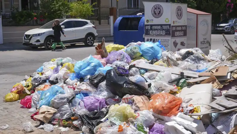 İzmir'de Çöp Yığınları Problemi: Kentin Geleceği Tehlikeye Mi Girdi?