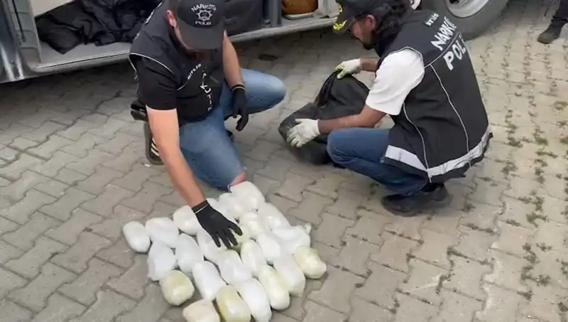 Yolcunun Valizindeki 13 Kilo Metamfetamin Uyuşturucu Operasyonu Şok Etti