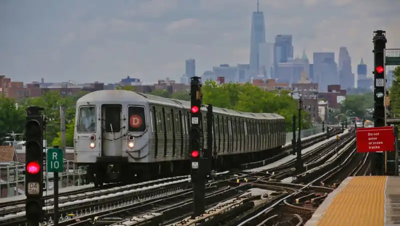 Gençlerin Tehlikeli Eğlencesi: Metro Sörfü Sonuçlandı Trajik Bir Ölümle