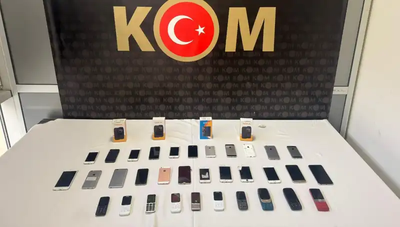 Gümrük Kaçağı 37 Cep Telefonu Ele Geçirildi: Kaçakçılara Ahtapot Gibi Darbe