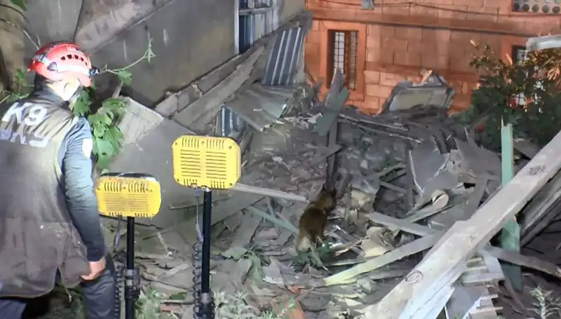 İstanbul’da Deprem Sonrası Çöken Bina: Korkutan Detaylar ve Kurtarma Çalışmaları