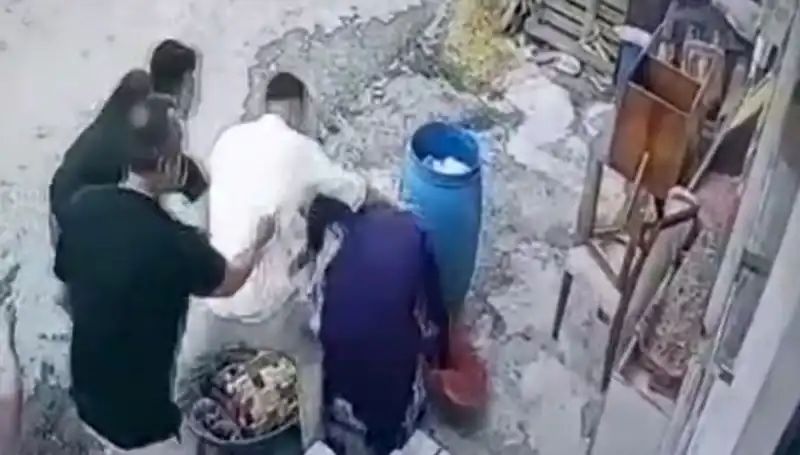 Başakşehir’de Bidon Krizi: Baba ve Oğul 58 Yaşındaki Kadını Darp Etti!
