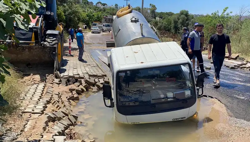 Bodrum'da Su Hattı Patladı, Tanker Çukura Düşerek Tehlike Yarattı!