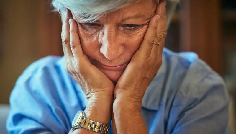 40'lı Yaşlarında Alzheimer Tanısı: Erken Uyarı İşaretlerini Stres Sanmak