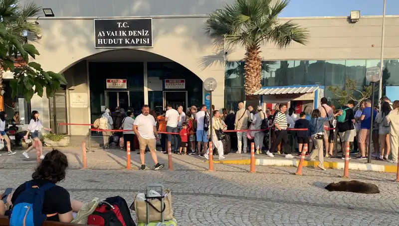Bayramda Midilli Adası’na Akın Eden Tatilciler: Fırsatlar ve Deneyimler