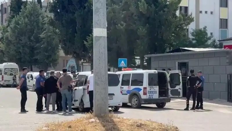 Adliye Önünde Damarları Tutturmuş İki Aile Birbirine Girdi: 5 Yaralı, 7 Gözaltı!
