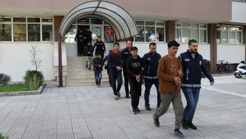 Düzensiz Göçmen Yakalamaları: İki İlde Toplamda 21 Kişi Tutuklandı