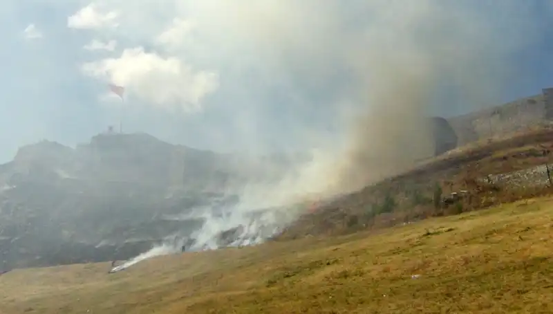 Kars Kalesi Etrafında Patlak Veren Anız Yangını Korkuttu!
