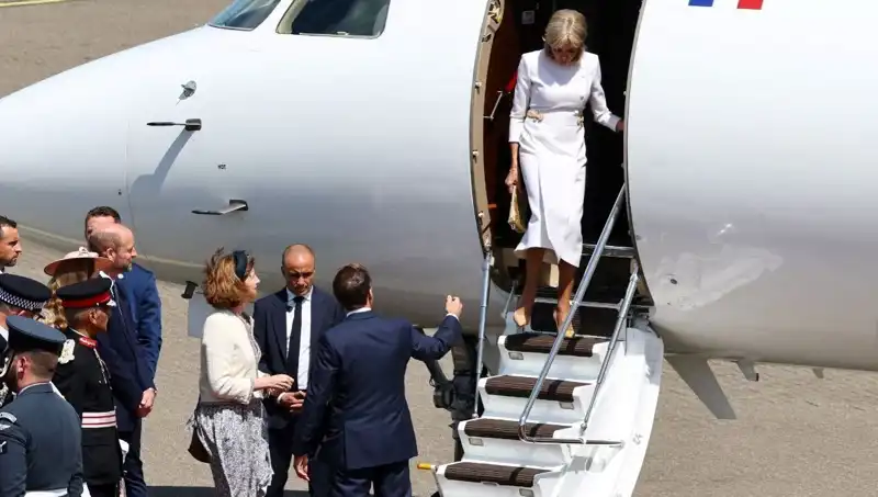 Fransa'nın İlk Çifti Arasında Gerilim: Macron'un Elini Eşi Neden Geri Çevirdi?