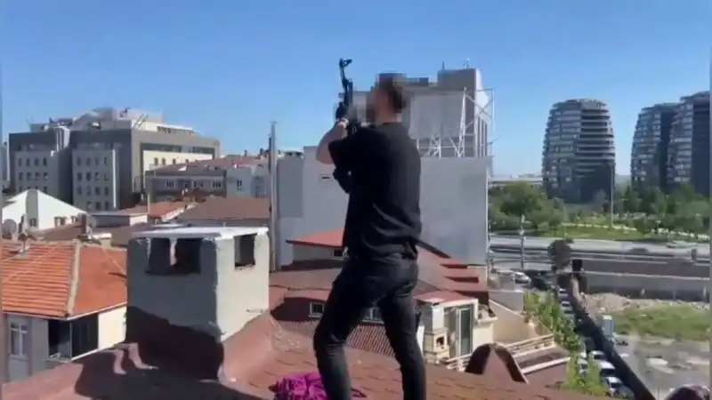 İstanbul'da Şok Operasyon: Çatıya Kaçan Şüpheliler Bacadan AK-47 ile Çıkarken Yakaladı