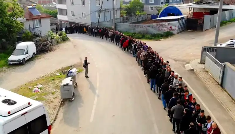 Bursa'da Bayram Geleneği: 1 Kilometrelik Kuyrukta Bayram Coşkusu