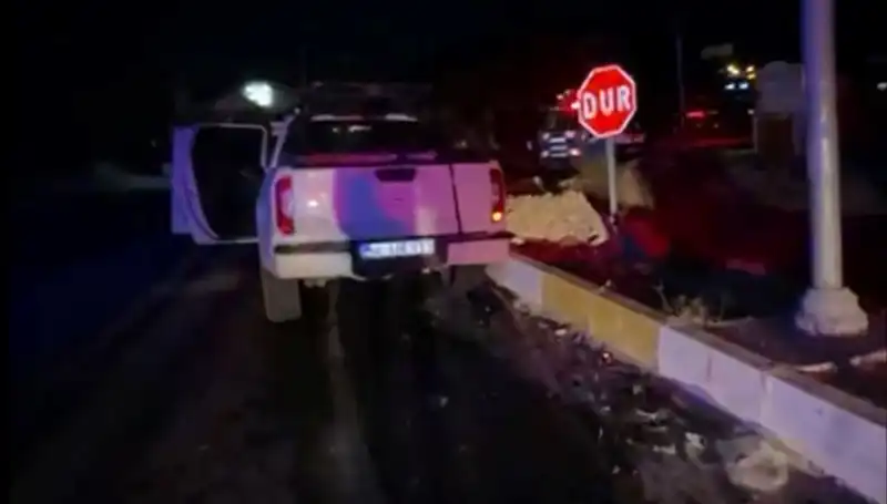 İzmir’de Korkunç Kaza: Kamyonet ve Hafif Ticari Araç Çarpıştı, 7 Yaralı