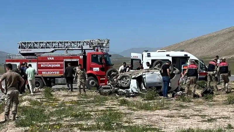 Van'da Faciaya Dönüşen Kaza: 4 Can Gitti, 2 Yaralı