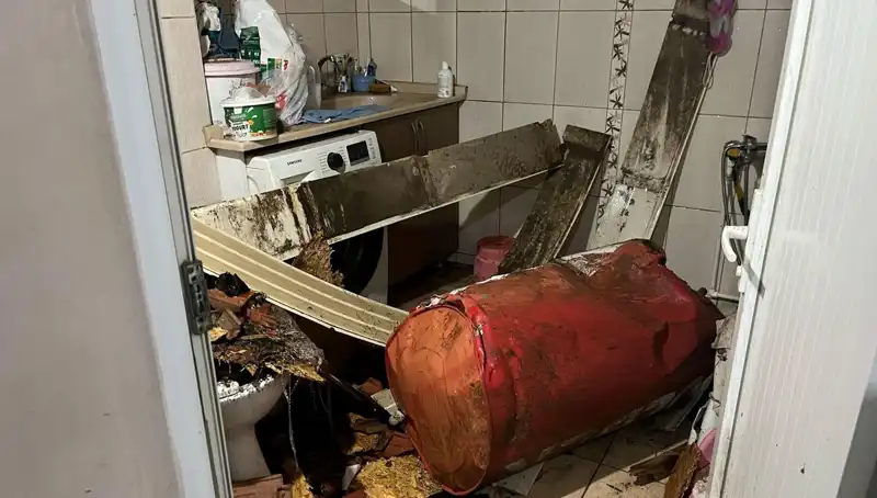 Ege Bölgesi'nde Fırtına: Ağaçlar Devrildi, Cadde ve Sokaklar Beyaza Büründü