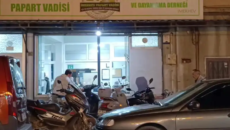 Gün Ortasında Lokalde Bıçaklı Kavga: Bir Kişi Ağır Yaralandı!