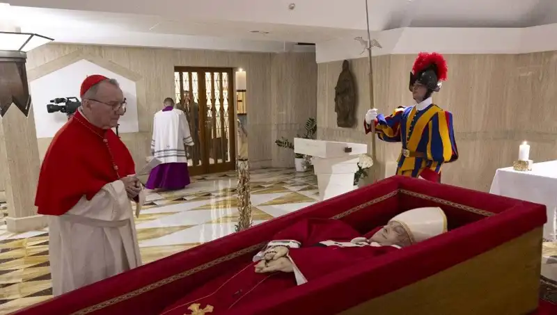 Papa'nın Tabuttaki Fotoğrafları: Duygusal Anlar ve Tüm Dünyayı Sarıp Sarmalayan Yas