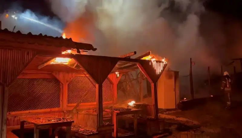 Şile'de İnanılmaz Yangın: Altı Gözleme Restoranı Kül Oldu!