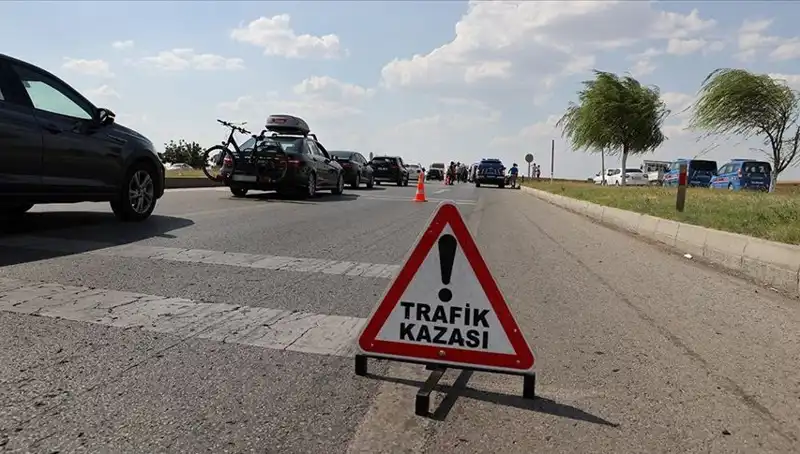 Adana'da Kamyon-Otomobil Çarpışmasında Korkunç Kaza: 1 Ölü, 1 Yaralı