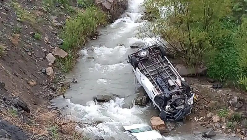 Hakkari'de Minibüs Devrildi: İşçileri Taşıyan Araçta Feci Kaza Meydana Geldi