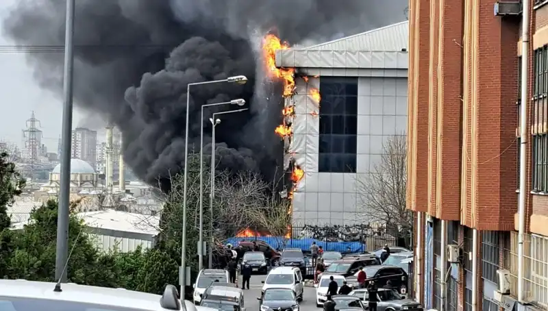 Başakşehir Sanayi Sitesinde Meydana Gelen Yangın, Ekipler Seferber Oldu