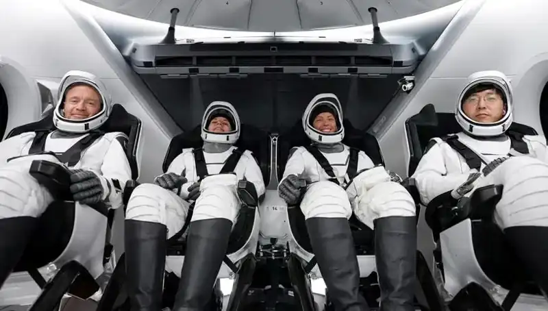 SpaceX, Tarihi Görevle Uzay Yolcularını Başarıyla Dünyaya Döndürdü