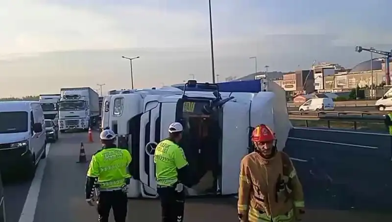 Pendik TEM Otoyolu'nda Devrilen TIR, İstanbul Ulaşımını Zora Soktu!