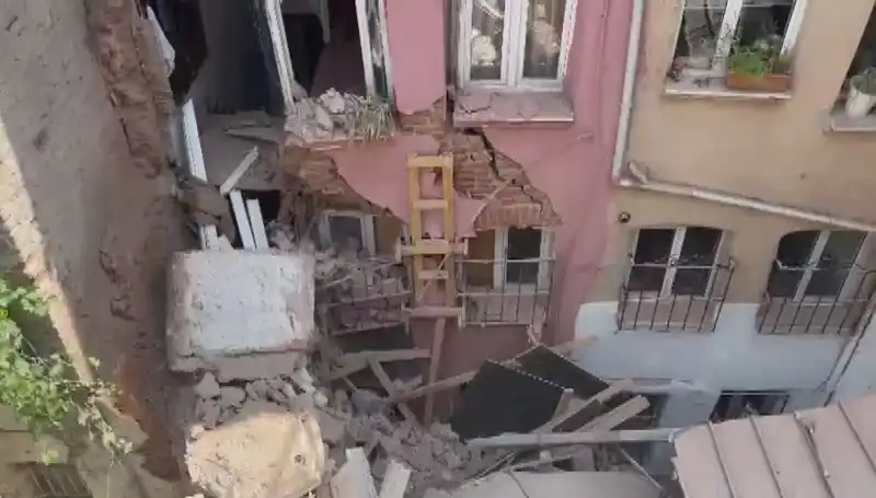İstanbul'da Şok: Üç Katlı Binanın Balkonu Neden Çöktü?