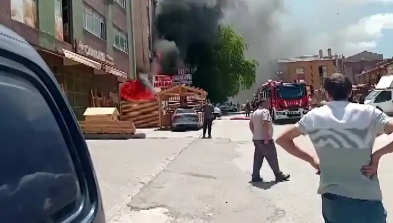 Ankara'da Patlayan Yangın: İş Yerleri Kıvılcımlarla Alev Alev Yanıyor!