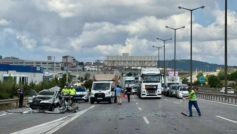 Otoyolda meydana gelen kaza: Araçta sıkışan üç kişi kurtarıldı