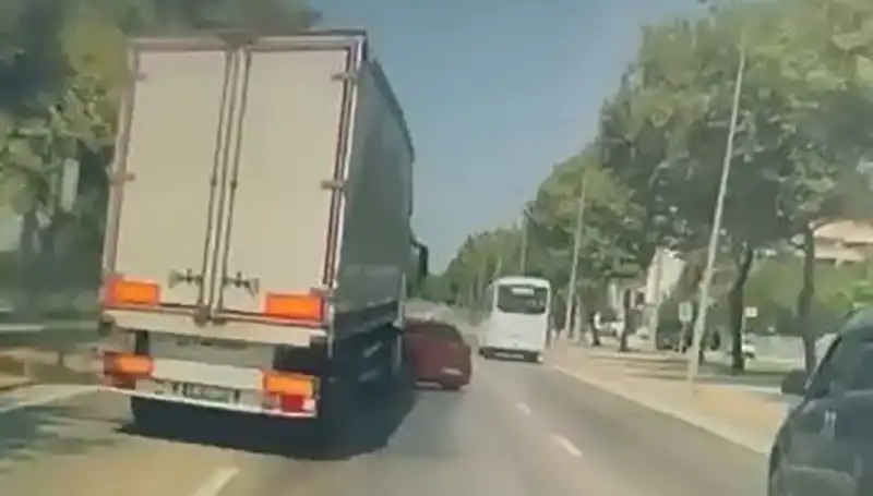 Bursa'da Kör Nokta Kazası: Sürücü ve Yaya Arasında Korkunç Çarpışma