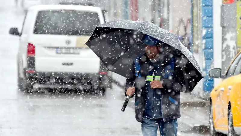Nisan Ayında Kar Sürprizi: Doğa, Sonbaharı Andıran Bir Beyaza Büründü